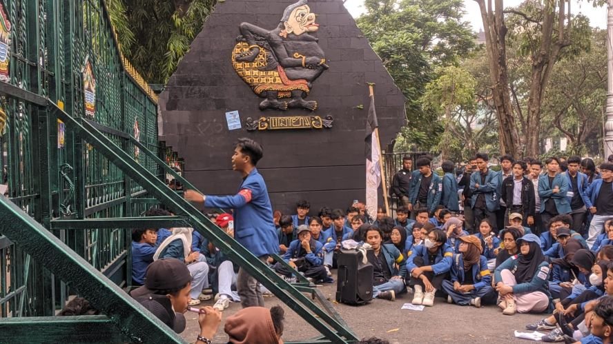 MASSA AKSI - Mahasiswa menggelar aksi demonstrasi menyoroti tata kelola negara yang carut-matur oleh rezim Prabowo-Gibran, di depan gedung DPRD Jateng, Jumat (12/6/2026). (dul)