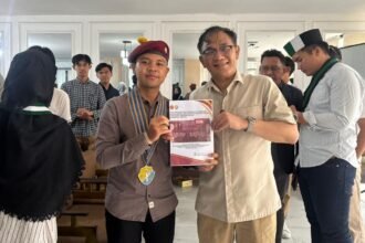 SERAHKAN KAJIAN - Ketua PMKRI Semarang menyerahkan hasil kajian kepada Budiman Sudjatmiko. (ist)