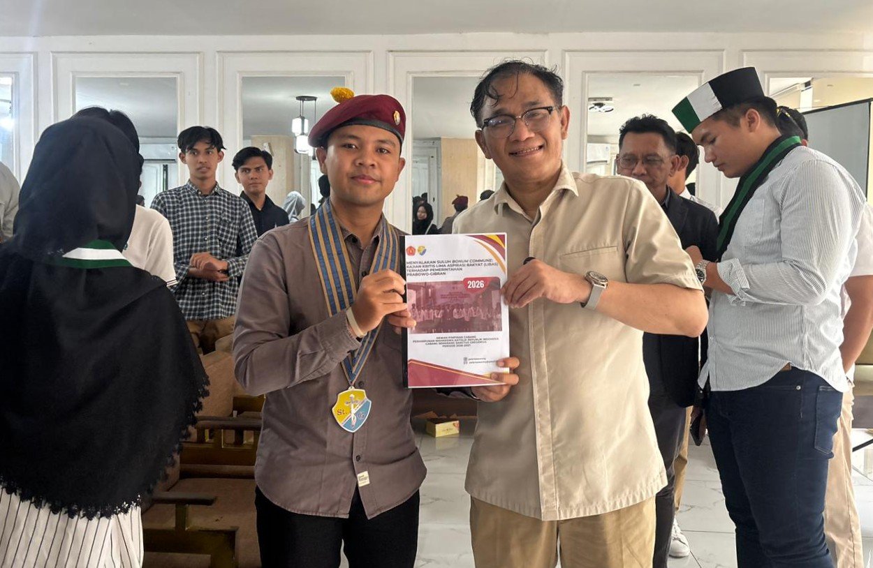 SERAHKAN KAJIAN - Ketua PMKRI Semarang menyerahkan hasil kajian kepada Budiman Sudjatmiko. (ist)