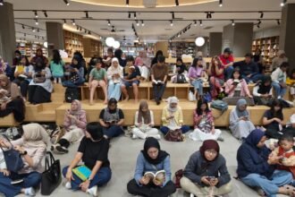 MEMBACA DALAM SENYAP - Ratusan orang terlibat dalam kegiatan literasi, membaca dalam senyap, di Gramedia Jalma, Jl Pandanaran, Semarang, Sabtu (13/6/2026).
