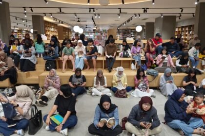 MEMBACA DALAM SENYAP - Ratusan orang terlibat dalam kegiatan literasi, membaca dalam senyap, di Gramedia Jalma, Jl Pandanaran, Semarang, Sabtu (13/6/2026).