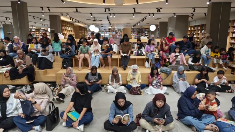 MEMBACA DALAM SENYAP - Ratusan orang terlibat dalam kegiatan literasi, membaca dalam senyap, di Gramedia Jalma, Jl Pandanaran, Semarang, Sabtu (13/6/2026).