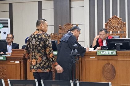 SIDANG KORUPSI--Bupati Pati nonaktif, Sudewo (baju batik) ikuti sidang dakwaan di Pengadilan Tipikor Semarang, Senin (15/6/2026). (bae)