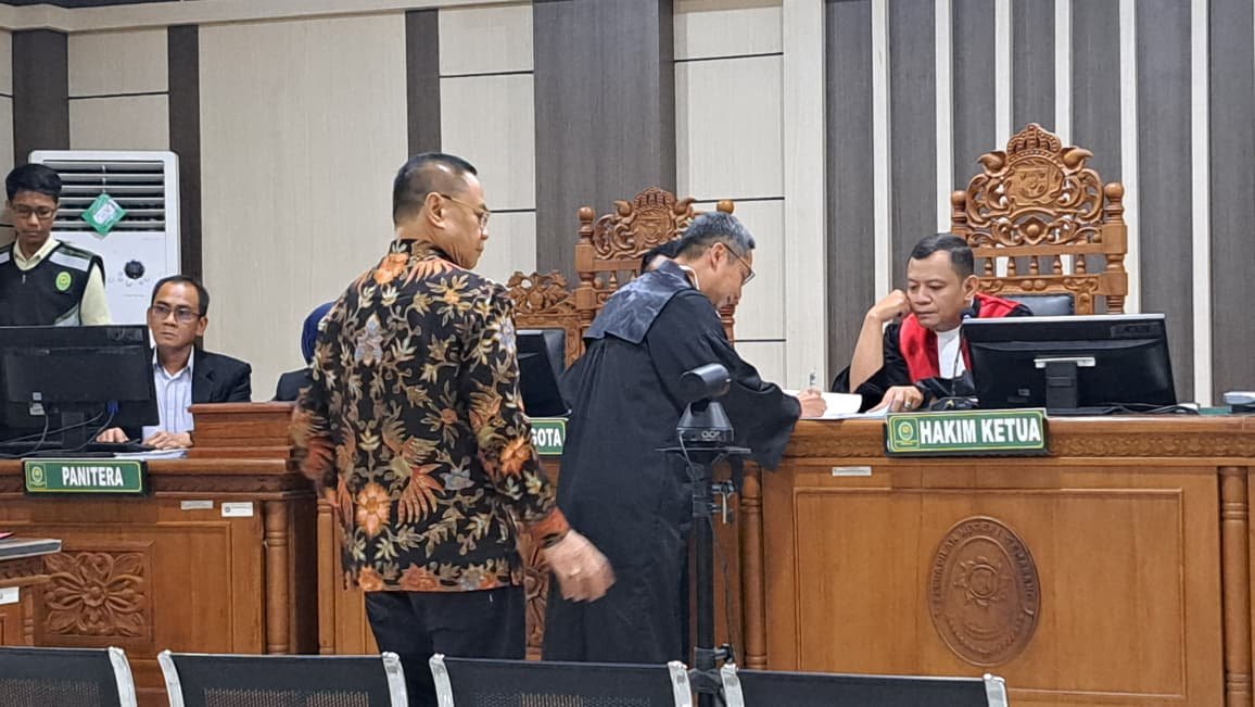 SIDANG KORUPSI--Bupati Pati nonaktif, Sudewo (baju batik) ikuti sidang dakwaan di Pengadilan Tipikor Semarang, Senin (15/6/2026). (bae)