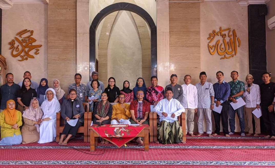 KUTUK INTOLERANSI BERAGAMA - Pegiat lintas iman dan lintas agama berkumpul di Masjid Nusrat Jahan, Jalan Erlangga Barat, Pleburan, Kota Semarang, Senin (15/6/2026), menyatakan mengutuk keras kasus intoleransi beragama di Jateng. Dua kasus intoleransi beragama di Jateng terjadi beruntun dengan pola lama yang serupa. (dul)