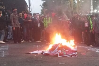 AKSI MEMANAS - Mahasiswa perserta aksi massa membakar ban di depan kantor Gubernur Jateng (Gubernuran), di Jalan Pahlawan, Semarang, Senin (15/6/2026). Aksi sempat memanas, hingga sejumlah mahasiswa mengaku dikejar aparat berpakaian preman. (dul)