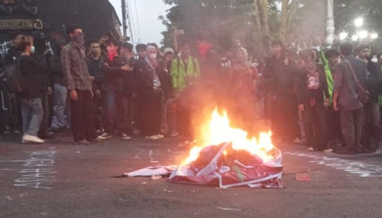AKSI MEMANAS - Mahasiswa perserta aksi massa membakar ban di depan kantor Gubernur Jateng (Gubernuran), di Jalan Pahlawan, Semarang, Senin (15/6/2026). Aksi sempat memanas, hingga sejumlah mahasiswa mengaku dikejar aparat berpakaian preman. (dul)