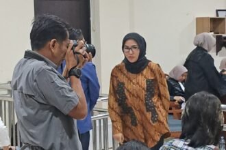 SAKSI SIDANG--Istri mantan Pangdam IV/Diponegoro Letjen TNI Widi Prasetijono, Novita Permatasari (batik) difoto usai bersaksi di sidang pencucian uang korupsi, Senin (15/6/2026). (bae)
