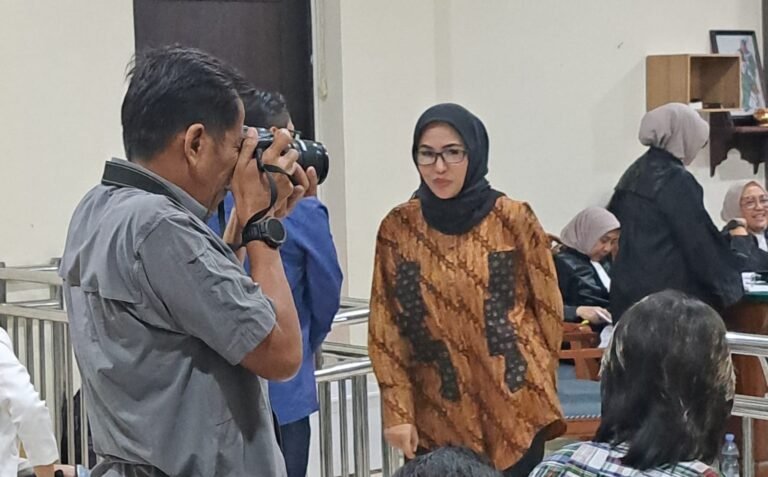 SAKSI SIDANG--Istri mantan Pangdam IV/Diponegoro Letjen TNI Widi Prasetijono, Novita Permatasari (batik) difoto usai bersaksi di sidang pencucian uang korupsi, Senin (15/6/2026). (bae)