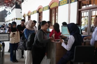 ANTRE LOKET--Penumpang kereta api mengantre di stasiun Daop 4 Semarang. (ist)