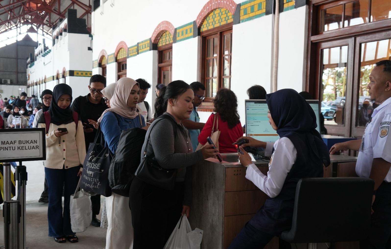ANTRE LOKET--Penumpang kereta api mengantre di stasiun Daop 4 Semarang. (ist)