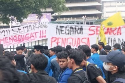 MENGGUGAT MBG - Mahasiswa yang tergabung dalam Persatuan Mahasiswa Islam Indonesia (PMII) Semarang menggelar aksi demonstrasi di depan gedung DPRD Jateng, menuntut evaluasi total dan penghentian program MBG, Rabu (17/6/2026). (dul)