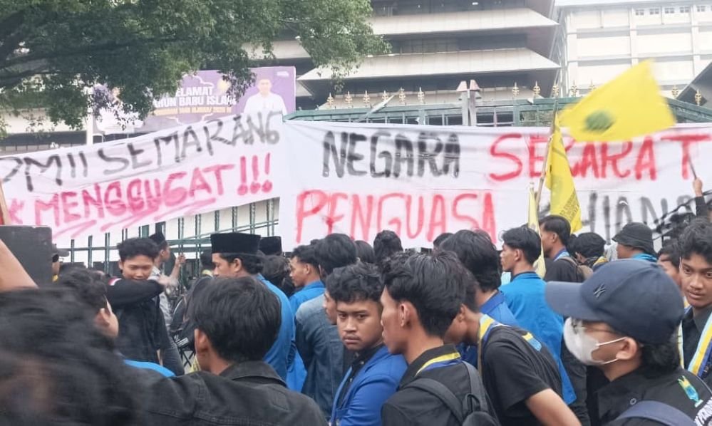 MENGGUGAT MBG - Mahasiswa yang tergabung dalam Persatuan Mahasiswa Islam Indonesia (PMII) Semarang menggelar aksi demonstrasi di depan gedung DPRD Jateng, menuntut evaluasi total dan penghentian program MBG, Rabu (17/6/2026). (dul)