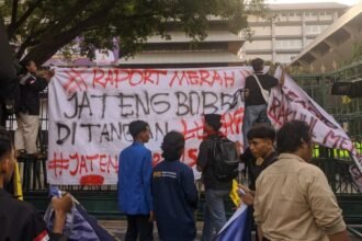 MAHASISWA MENGGUGAT - Mahasiswa yang tergabung dalam Persatuan Mahasiswa Islam Indonesia (PMII) Semarang menggelar aksi demonstrasi di depan gedung DPRD Jateng, menuntut evaluasi total dan penghentian program MBG, Rabu (17/6/2026). (dul)