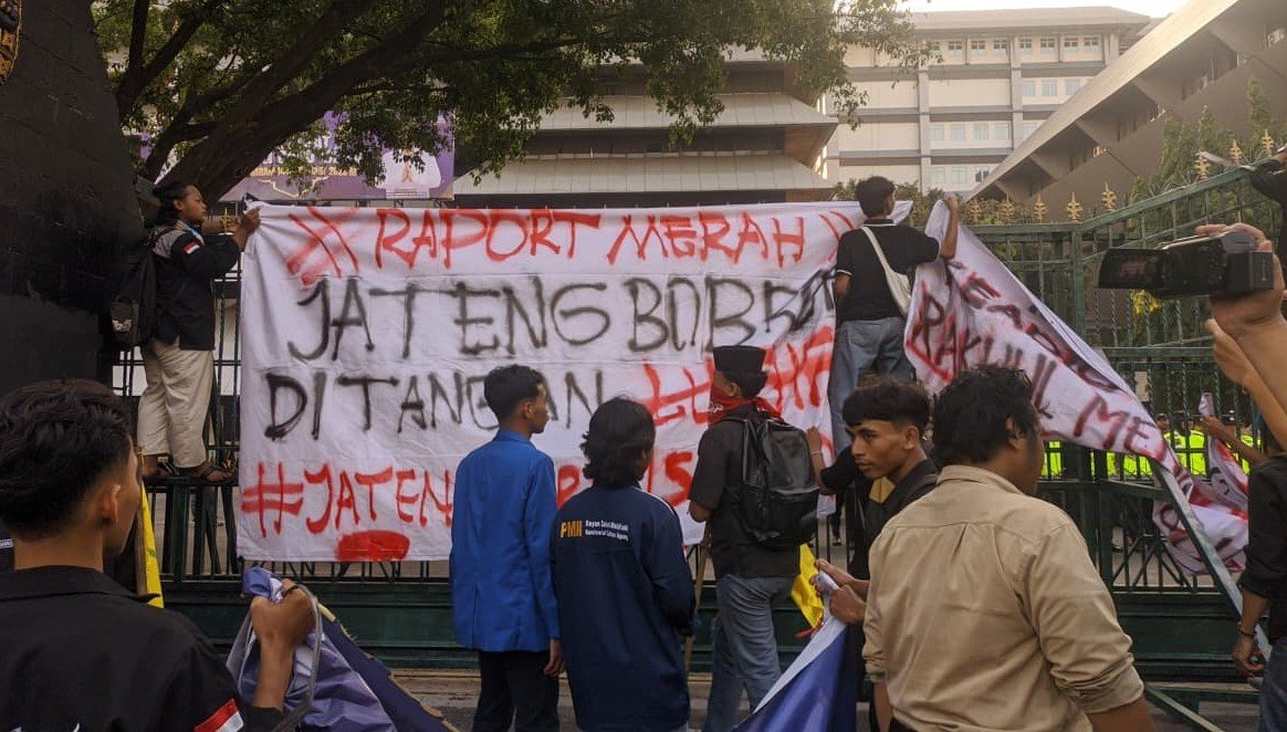 MAHASISWA MENGGUGAT - Mahasiswa yang tergabung dalam Persatuan Mahasiswa Islam Indonesia (PMII) Semarang menggelar aksi demonstrasi di depan gedung DPRD Jateng, menuntut evaluasi total dan penghentian program MBG, Rabu (17/6/2026). (dul)