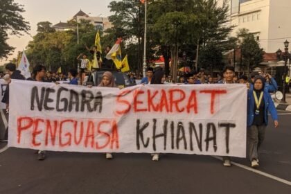 MAHASISWA MENGGUGAT - Mahasiswa yang tergabung dalam Persatuan Mahasiswa Islam Indonesia (PMII) Semarang berjalan kaki menuju gedung DPRD Jateng, menuntut evaluasi total dan penghentian program MBG, Rabu (17/6/2026). (dul)