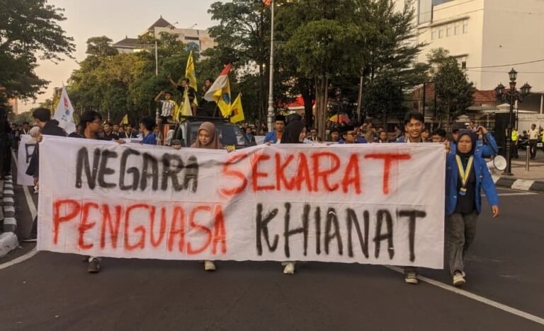 MAHASISWA MENGGUGAT - Mahasiswa yang tergabung dalam Persatuan Mahasiswa Islam Indonesia (PMII) Semarang berjalan kaki menuju gedung DPRD Jateng, menuntut evaluasi total dan penghentian program MBG, Rabu (17/6/2026). (dul)