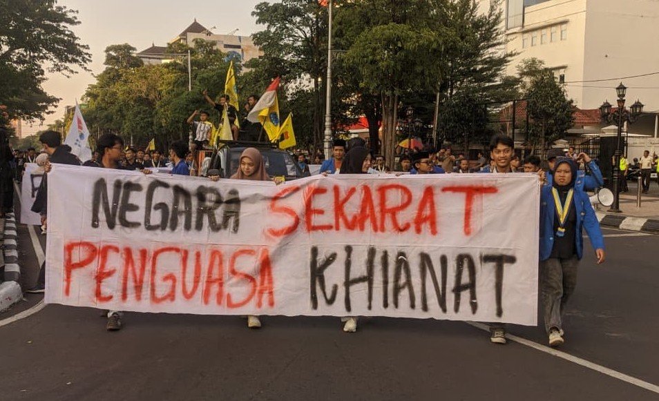 MAHASISWA MENGGUGAT - Mahasiswa yang tergabung dalam Persatuan Mahasiswa Islam Indonesia (PMII) Semarang berjalan kaki menuju gedung DPRD Jateng, menuntut evaluasi total dan penghentian program MBG, Rabu (17/6/2026). (dul)