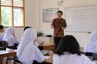 MENCERDASKAN ANAK BANGSA - Ilustrasi guru honorer sedang mengajar siswa. Meski mereka berjuang sekuat tenaga mencerdaskan anak bangsa, nasib mereka acap kali terbaikan oleh kebijakan.