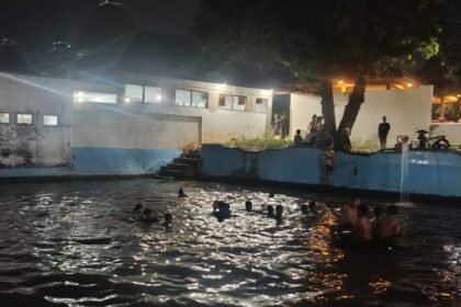 TRADISI JEGURAN--Warga melakukan tradisi Jeguran Blumbang atau berendam di kolam pada malam 1 Suro. (ist)