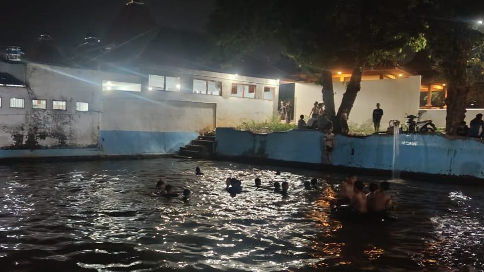 TRADISI JEGURAN--Warga melakukan tradisi Jeguran Blumbang atau berendam di kolam pada malam 1 Suro. (ist)
