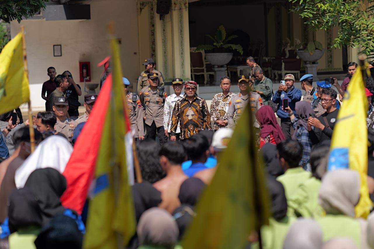 NYANYI DARAH JUANG - Bupati Temanggung, Agus Gondrong, menemui langsung mahasiswa yang menggelar aksi demonstrasi di depan kantor bupati, Kamis (18/6/2026). Politikus PDIP itu bahkan ikut menyannyikan 'Darah Juang' bareng demonstran. (*)