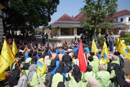 NYANYI DARAH JUANG - Bupati Temanggung, Agus Gondrong, menemui langsung mahasiswa yang menggelar aksi demonstrasi di depan kantor bupati, Kamis (18/6/2026). Politikus PDIP itu bahkan ikut menyannyikan 'Darah Juang' bareng demonstran. (*)