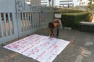 SUARA KRITIS - Mahasiswa HMI Jateng-DIY menaruh poster berisi tuntutan dan suara kritis terkait kondisi bangsa, dalam aksi demonstrasi di depan kantor BI Jateng, Kamis (18/6/2026). (dul)