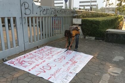 SUARA KRITIS - Mahasiswa HMI Jateng-DIY menaruh poster berisi tuntutan dan suara kritis terkait kondisi bangsa, dalam aksi demonstrasi di depan kantor BI Jateng, Kamis (18/6/2026). (dul)