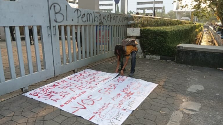 SUARA KRITIS - Mahasiswa HMI Jateng-DIY menaruh poster berisi tuntutan dan suara kritis terkait kondisi bangsa, dalam aksi demonstrasi di depan kantor BI Jateng, Kamis (18/6/2026). (dul)