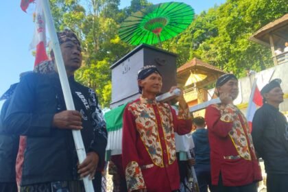 BERDOA BERSAMA - Petani tembakau Temanggagung melangitkan doa, berharap rencana aturan pembatasan tar dan nikotin dibatalkan, di sela pelaksanaan Haul Ki Ageng Makukuhan dan Kirab Pikukuh Syuro oleh masyarakat Desa Wonosori, Kecamatan Bulu, pada Kamis (18/6) pagi.