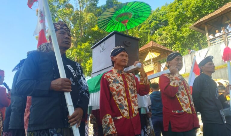 BERDOA BERSAMA - Petani tembakau Temanggagung melangitkan doa, berharap rencana aturan pembatasan tar dan nikotin dibatalkan, di sela pelaksanaan Haul Ki Ageng Makukuhan dan Kirab Pikukuh Syuro oleh masyarakat Desa Wonosori, Kecamatan Bulu, pada Kamis (18/6) pagi.