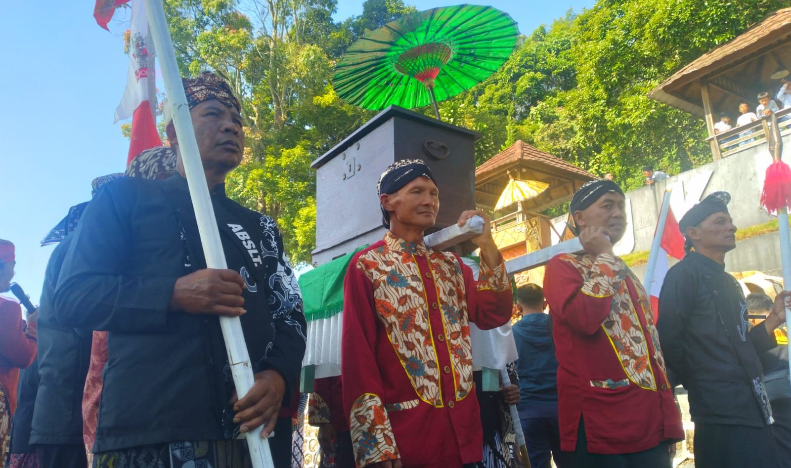 BERDOA BERSAMA - Petani tembakau Temanggagung melangitkan doa, berharap rencana aturan pembatasan tar dan nikotin dibatalkan, di sela pelaksanaan Haul Ki Ageng Makukuhan dan Kirab Pikukuh Syuro oleh masyarakat Desa Wonosori, Kecamatan Bulu, pada Kamis (18/6) pagi.