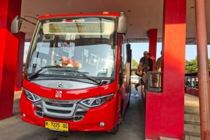 BUS LISTRIK--Penumpang baru saja turun dari bus listrik Trans Semarang.