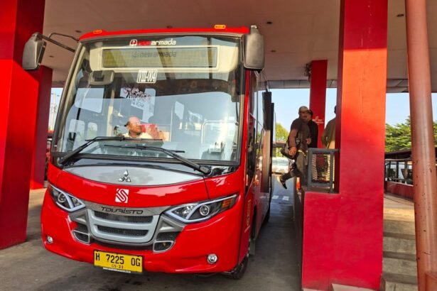 BUS LISTRIK--Penumpang baru saja turun dari bus listrik Trans Semarang.