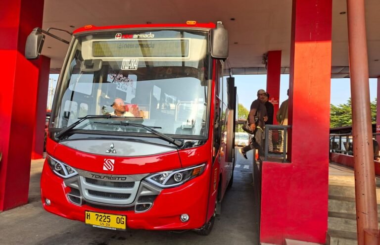 BUS LISTRIK--Penumpang baru saja turun dari bus listrik Trans Semarang.