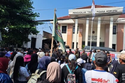 KAWAL SIDANG--Pendukung Sudewo Bupati Pati nonaktif menggelar aksi kawal sidang di depan Pengadilan Tipikor Semarang, Senin (22/6/2026). (bae)