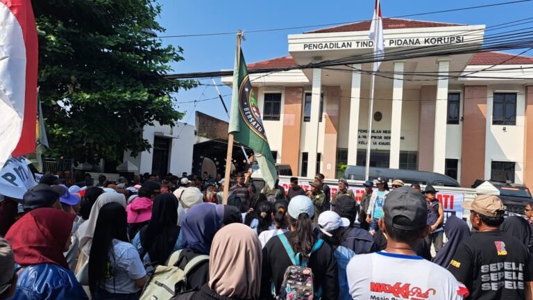 KAWAL SIDANG--Pendukung Sudewo Bupati Pati nonaktif menggelar aksi kawal sidang di depan Pengadilan Tipikor Semarang, Senin (22/6/2026). (bae)