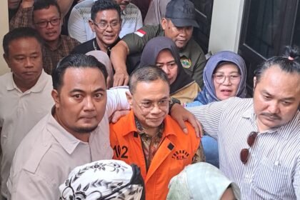 TERDAKWA KORUPSI--Bupati Pati nonaktif, Sudewo, dikawal relawannya saat keluar dari ruang sidang Pengadilan Tipikor Semarang, Senin (22/6/2206). (bae)