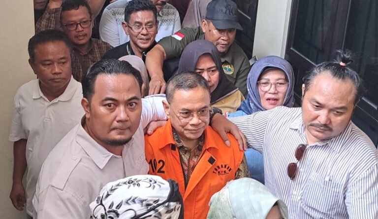 TERDAKWA KORUPSI--Bupati Pati nonaktif, Sudewo, dikawal relawannya saat keluar dari ruang sidang Pengadilan Tipikor Semarang, Senin (22/6/2206). (bae)