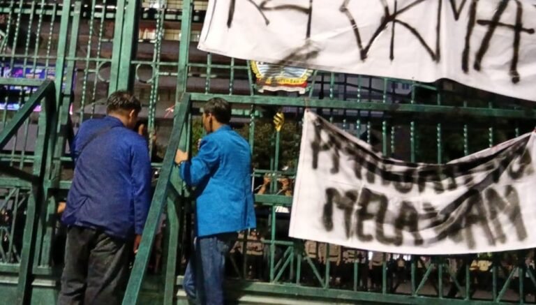 TUNTUT TRANSPARANSI - Massa PMII Semarang kembali menggelar aksi turun ke jalan, menyorot MBG yang menyedot anggaran jumbo dari APBN tapi minim pengawasan. (dul)