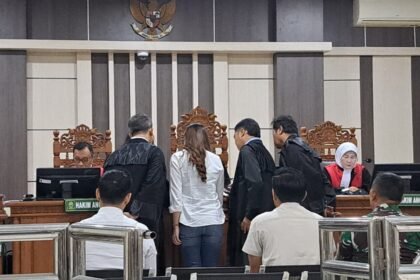 SIDANG TPPU--Jaksa sedang menghadap hakim untuk menunjukkan bukti transaksi yang diduga bagian dari aliran TPPU BUMD Cilacap, Senin (22/6/2026). (bae)