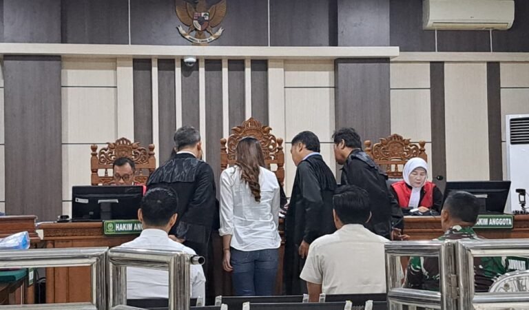 SIDANG TPPU--Jaksa sedang menghadap hakim untuk menunjukkan bukti transaksi yang diduga bagian dari aliran TPPU BUMD Cilacap, Senin (22/6/2026). (bae)