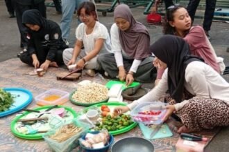 PROTES MBG - Sejumlah perempuan menggelar aksi protes dan kritik terhadap MBG dengan cara memasak bersama di depan Gedung DPRD Jateng. (dul)