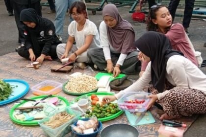 PROTES MBG - Sejumlah perempuan menggelar aksi protes dan kritik terhadap MBG dengan cara memasak bersama di depan Gedung DPRD Jateng. (dul)