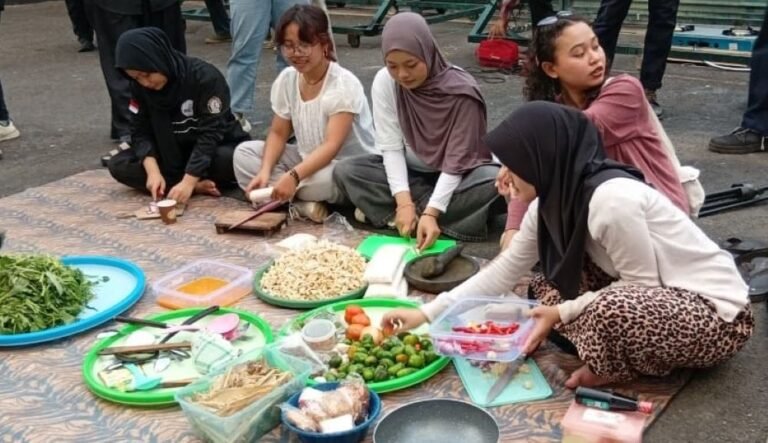 PROTES MBG - Sejumlah perempuan menggelar aksi protes dan kritik terhadap MBG dengan cara memasak bersama di depan Gedung DPRD Jateng. (dul)