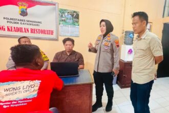 DIPERIKSA - Polisi memintai keterangan pelaku pembuangan kucing di Jembatan Kartini, Gayamsari, Semarang. (ist)