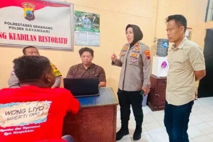 DIPERIKSA - Polisi memintai keterangan pelaku pembuangan kucing di Jembatan Kartini, Gayamsari, Semarang. (ist)