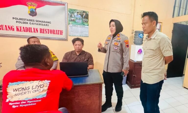 DIPERIKSA - Polisi memintai keterangan pelaku pembuangan kucing di Jembatan Kartini, Gayamsari, Semarang. (ist)