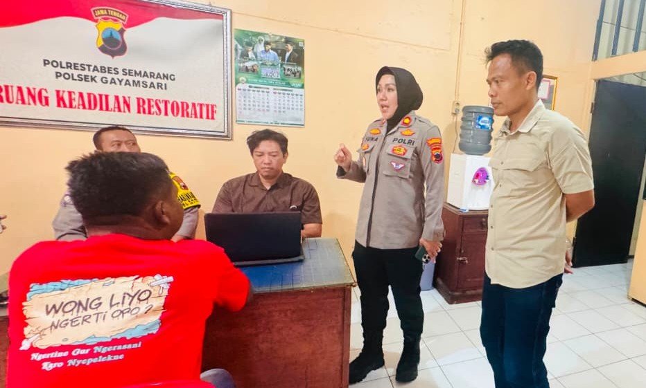 DIPERIKSA - Polisi memintai keterangan pelaku pembuangan kucing di Jembatan Kartini, Gayamsari, Semarang. (ist)